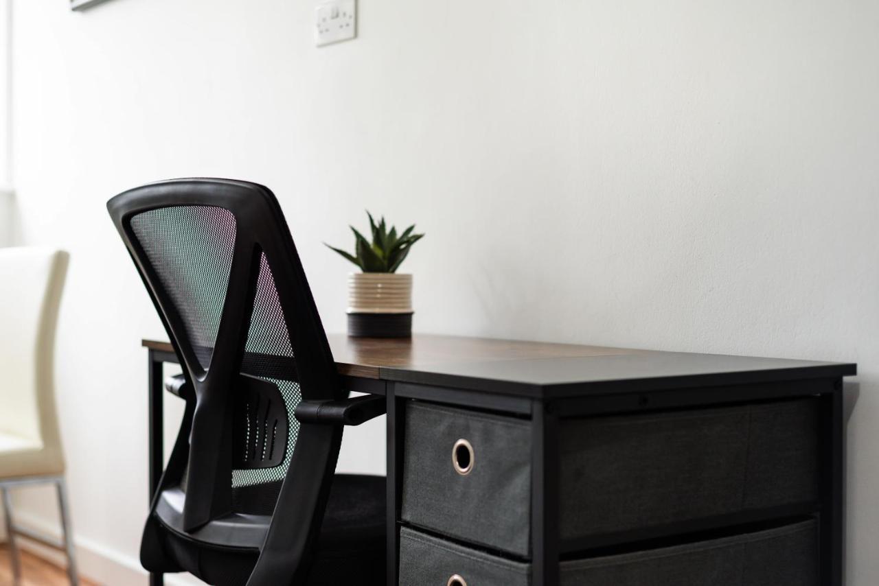 Spacious, Quiet And Modern Apartment Londra Esterno foto